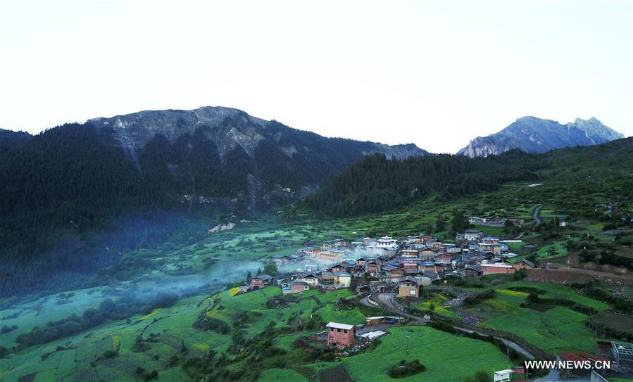 Paisaje de las montañas Zhagana con pueblos de estilo tibetano