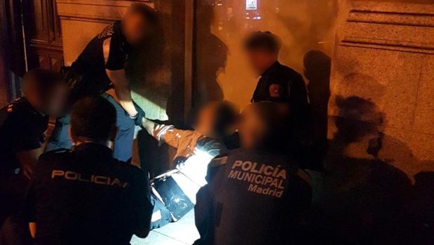 Un hombre causa el pánico en Madrid al llevar un cinturón con paquetes de 6.000 euros