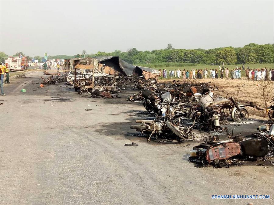 140 muertos en incendio de petrolero en Pakistán, confirma parlamentario