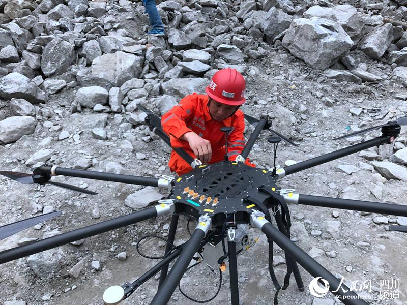 Utilizan dron en las labores de rescate del deslizamiento de tierra en Sichuan