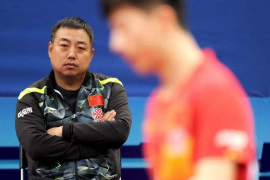 El ex jefe del equipo nacional chino de tenis de mesa Liu Guoliang (izquierda) (foto de archivo)