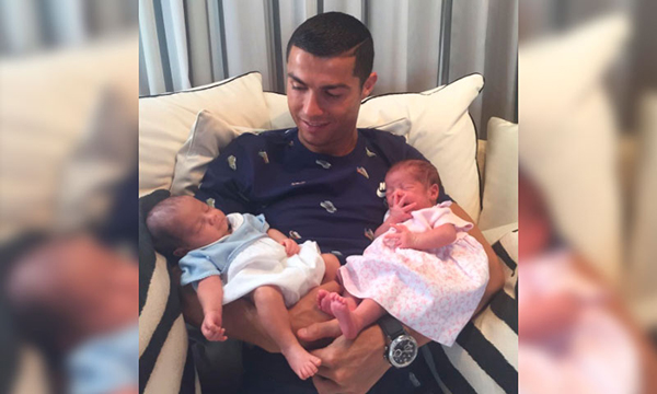 Cristiano Ronaldo presenta a sus mellizos recién nacidos