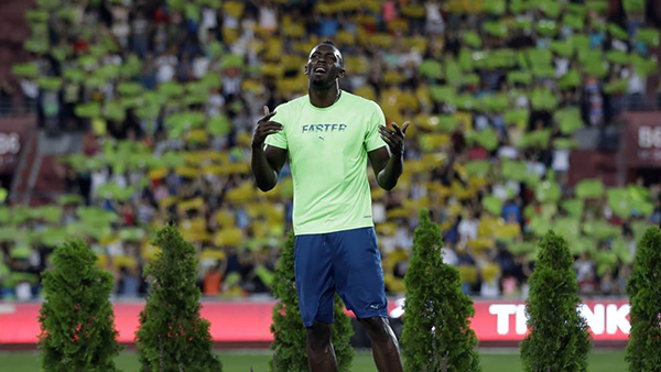 Usain Bolt prueba el salto de longitud