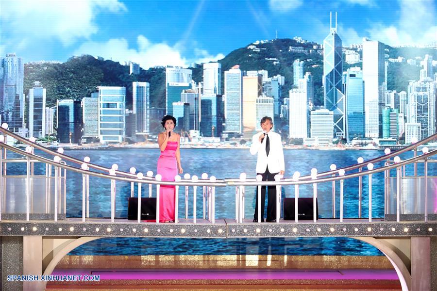 Sally Yeh (i) y George Lam (d), interpretan una canción durante una gala de noche llevada a cabo en celebración del 20 aniversario del retorno de Hong Kong a la patria, en Hong Kong, en el sur de China, el 30 de junio de 2017. (Xinhua/Wang Ye)