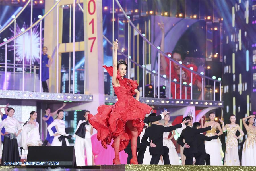 Karen Mok interpreta una canción durante una gala de noche llevada a cabo en celebración del 20 aniversario del retorno de Hong Kong a la patria, en Hong Kong, en el sur de China, el 30 de junio de 2017. (Xinhua/Ding Lin)