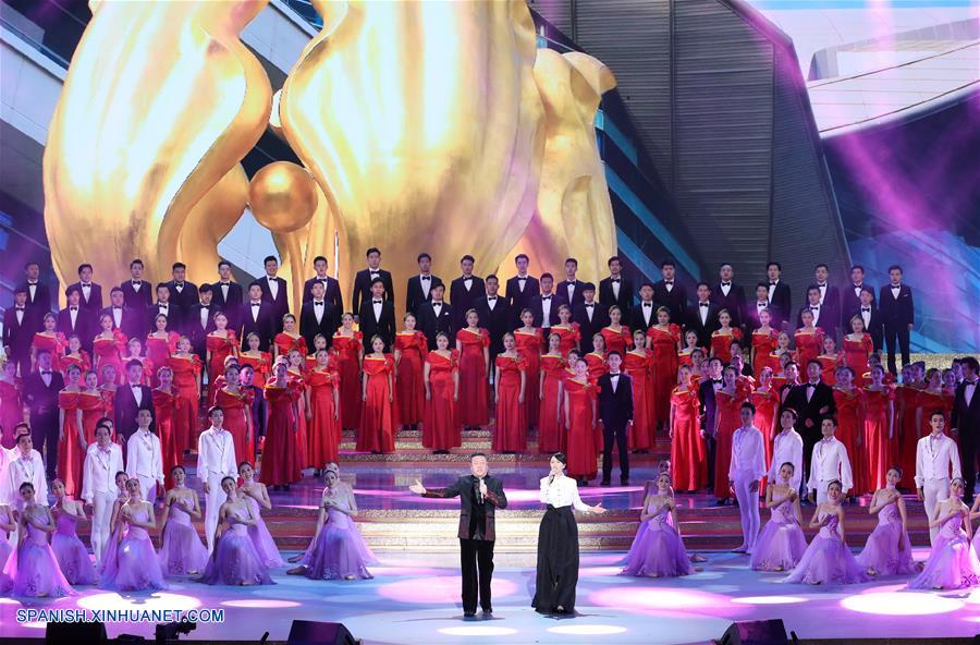 Han Lei (i-frente) y Tan Weiwei (d-frente), interpretan una canción durante una gala de noche llevada a cabo en celebración del 20 aniversario del retorno de Hong Kong a la patria, en Hong Kong, en el sur de China, el 30 de junio de 2017. (Xinhua/Wang Ye)