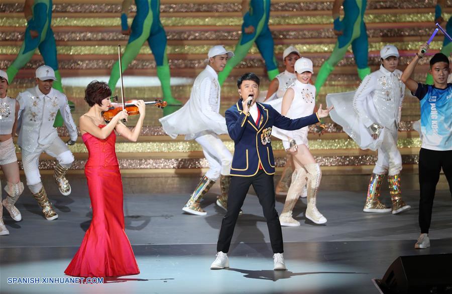 Hacken Lee (d), interpreta una canción durante una gala de noche llevada a cabo en celebración del 20 aniversario del retorno de Hong Kong a la patria, en Hong Kong, en el sur de China, el 30 de junio de 2017. (Xinhua/Wang Ye)