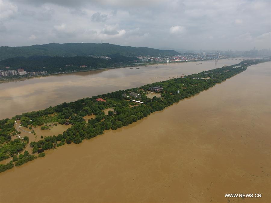 El islote Juzizhou inundado en el río Xiangjiang en Changsha, capital de la provincia de Hunan,  el 2 de julio de 2017. Las fuertes lluvias han hecho que el cauce del río ascendiera hasta los 39.21 metros el domingo por la mañana. (Xinhua / Fan Junwei)