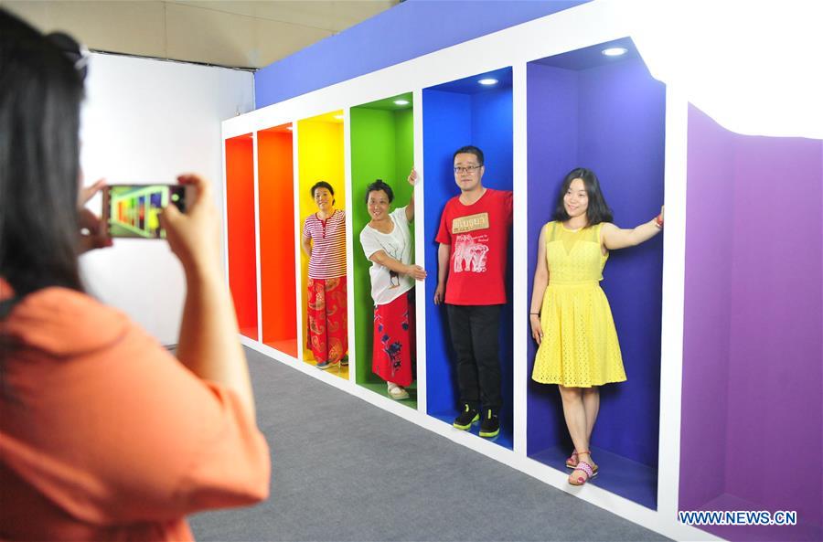 Los visitantes disfrutan de una exposición de estudios fotográficos en Beijing