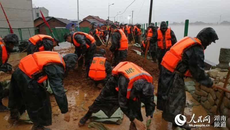 Universitarios de Changsha luchan contra las inundaciones el mismo día de su graduación