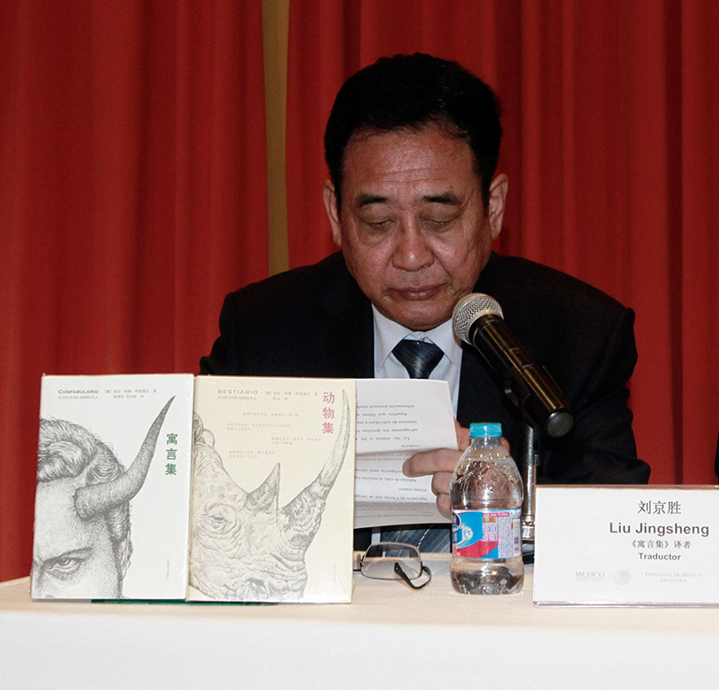 Liu Jingsheng, co-traductor de las obras de Arreola, interviene durante la presentación de “Confabulario” y “Bestiario”. (Foto:YAC)