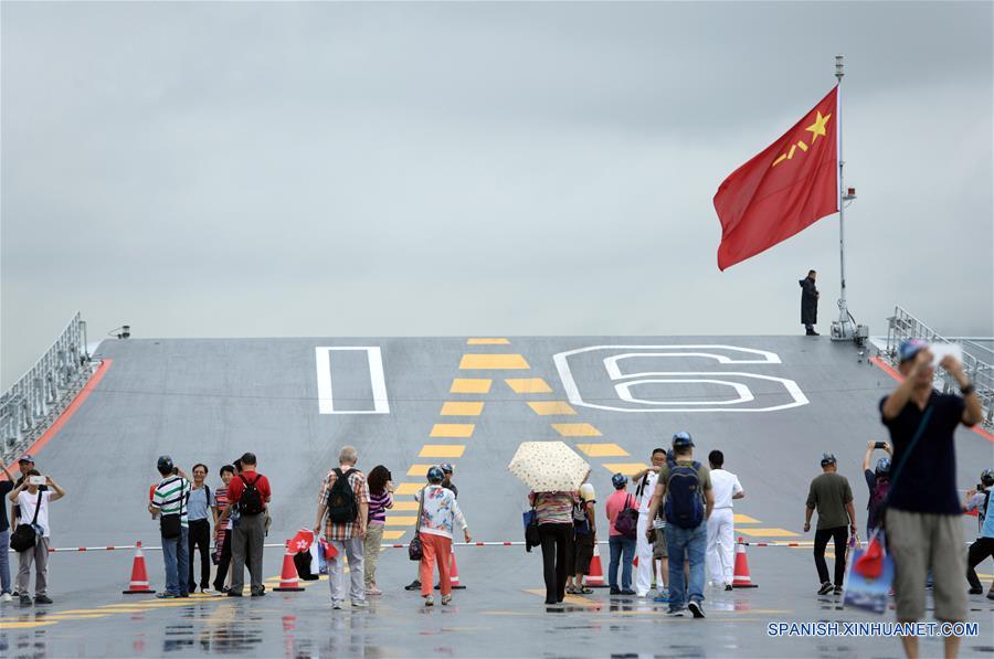 Ciudadanos de Hong Kong visitan el portaaviones chino Liaoning