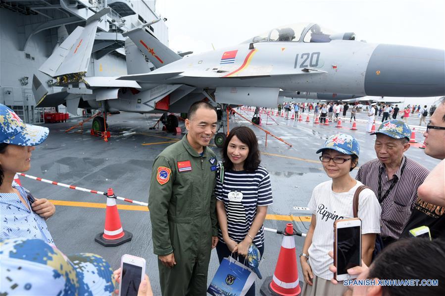 Ciudadanos de Hong Kong visitan el portaaviones chino Liaoning