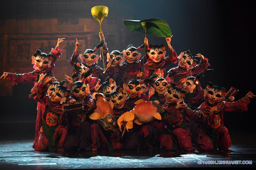 Bailarines presentan el drama de danza "Nuo Love" en el Centro de Artes de Jiangxi