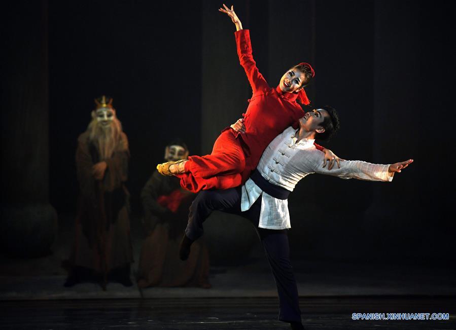 Bailarines presentan el drama de danza "Nuo Love" en el Centro de Artes de Jiangxi
