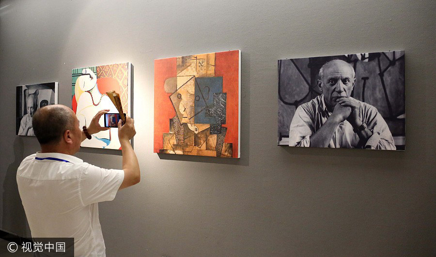 Un visitante fotografía una obra de arte de Pablo Picasso en la Academia de Bellas Artes de Luxun en Shenyang, provincia de Liaoning, el 17 de julio de 2017. [Foto / VCG]
