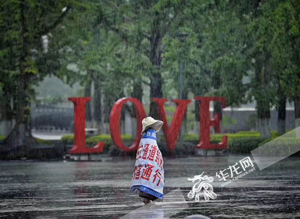 Niña que acompaña bajo la lluvia a su madre trabajadora sensibiliza corazones en China