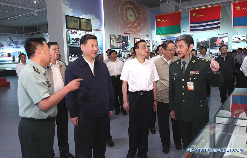 Principales dirigentes chinos visitan exposición militar