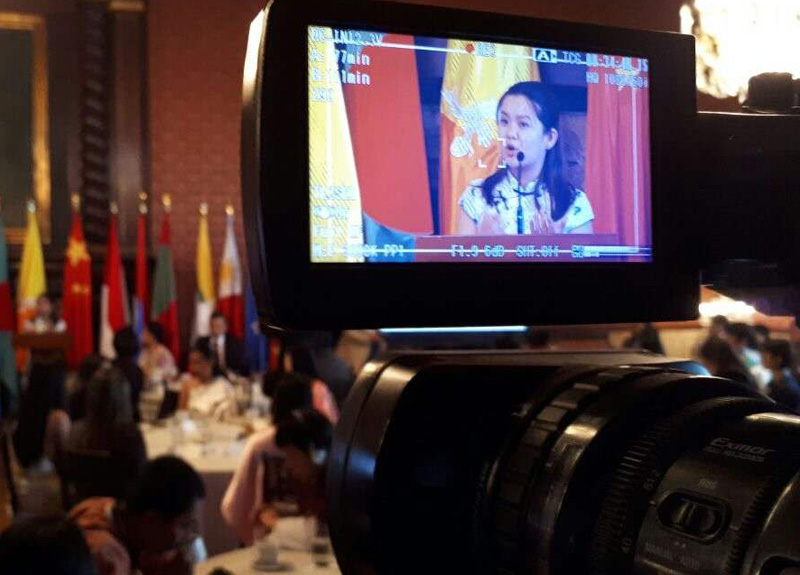 Xie Shijia, estudiante de periodismo de la provincia de Fujian, intervino durante la ceremonia de bienvenida ofrecida por las autoridades colombianas. (Foto: Cancillería de Colombia)