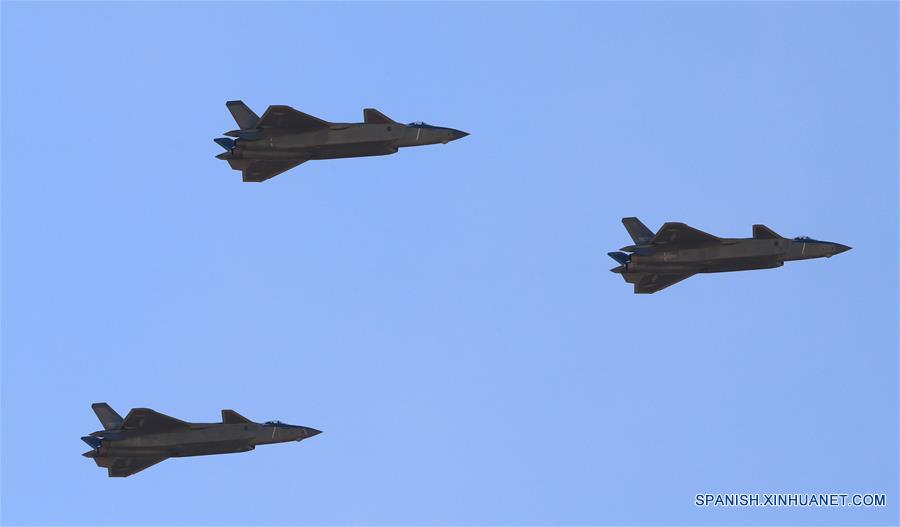 Aviones de combate J-20 y J-16 de China hacen su debut en desfile