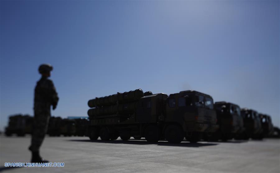 China hace desfilar su nuevo armamento para celebrar aniversario de ejército