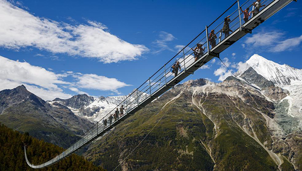 Suiza abre el puente colgante peatonal más largo del mundo