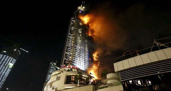 Un fuerte incendio devora un rascacielos en Dubái
