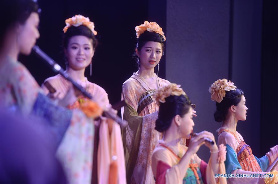 Actrices musicales de Nanyin actúan en Xiamen, en la provincia de Fujian, en el sureste de China, el 4 de agosto de 2017. Nanyin, conocido como el "fosil viviente" de la antigua música china, significa literalmente música en el sur y es una ópera tradicional en el dialecto de Fujian. En 2009, Nanyin fue enlistado como Patrimonio Cultural Inmaterial de la Humanidad por la Organización de las Naciones Unidas para la Educación, la Ciencia, y la Cultura (UNESCO, por sus siglas en inglés). (Xinhua/Song Weiwei)