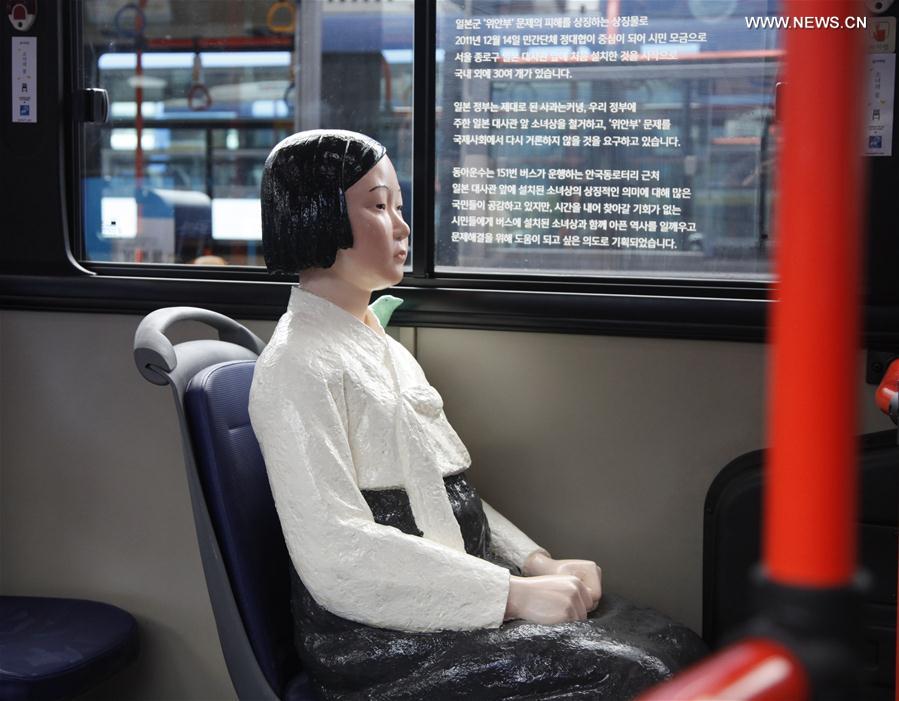 Instalan figuras de "mujeres confort" en los autobuses de Seúl