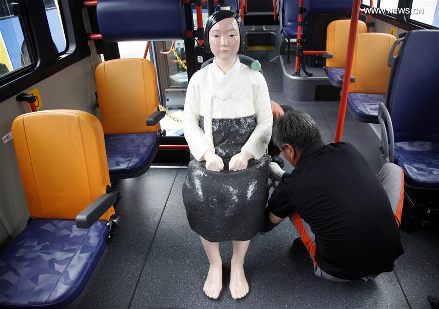 Instalan figuras de "mujeres confort" en los autobuses de Seúl