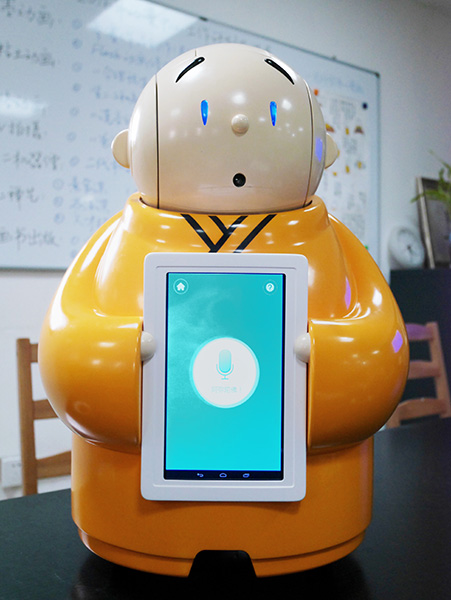 Un robot monje aprende a hablar inglés
