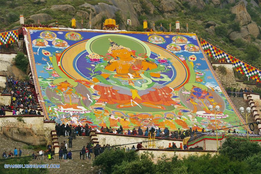 LHASA, agosto 21, 2017 (Xinhua) -- Una gran pintura "thangka" de Buda es exhibida en el Monasterio Drepung en Lhasa, capital de la región autónoma del Tibet, en el suroeste de China, el 21 de agosto de 2017. Budistas y creyentes llegaron a Lhasa para el inicio del tradicional Festival Shoton. El Festival Shoton, también conocido como el Festival del Banquete de Yogurt, es una gala de una semana llevada a cabo desde el siglo XI. (Xinhua/Liu Dongjun)