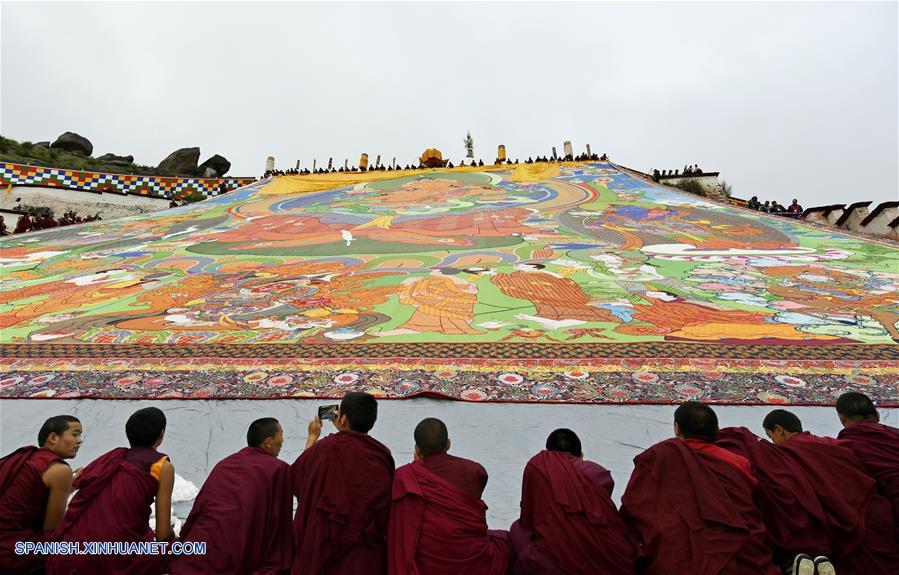 LHASA, agosto 21, 2017 (Xinhua) -- Una gran pintura "thangka" de Buda es exhibida en el Monasterio Drepung en Lhasa, capital de la región autónoma del Tibet, en el suroeste de China, el 21 de agosto de 2017. Budistas y creyentes llegaron a Lhasa para el inicio del tradicional Festival Shoton. El Festival Shoton, también conocido como el Festival del Banquete de Yogurt, es una gala de una semana llevada a cabo desde el siglo XI. (Xinhua/Liu Dongjun)