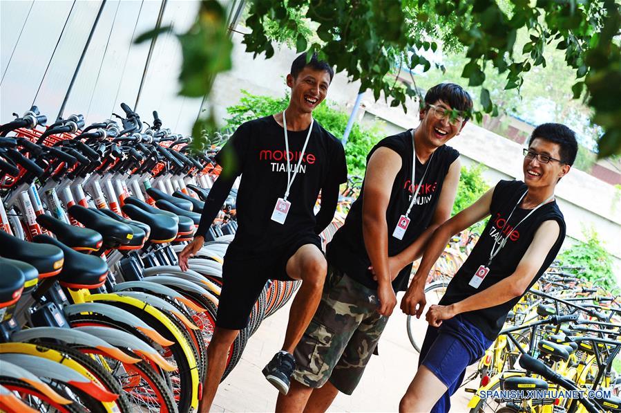  TIANJIN, agosto 21, 2017 (Xinhua) -- Imagen del 16 de agosto de 2017, de despachadores de bicicletas compartidas mostrando sus brazos bronceados en Tianjin, en el norte de China. A pesar del clima sofocante en Tianjin, los despachadores, que también son trabajadores de mantenimiento, viajan por la ciudad para asegurar que las biciclets estén en orden y funcionen bien. (Xinhua/Shi Songyu) 