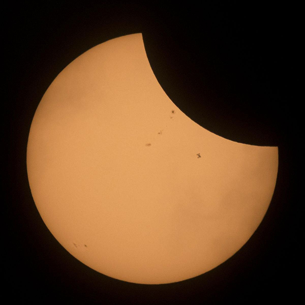 La Estación Espacial Internacional se cuela en una fotografía del eclipse