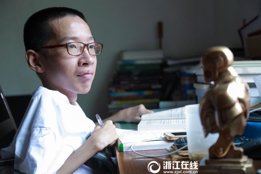 ¡Hawking chino! Admiten a un niño con distrofia muscular en una universidad