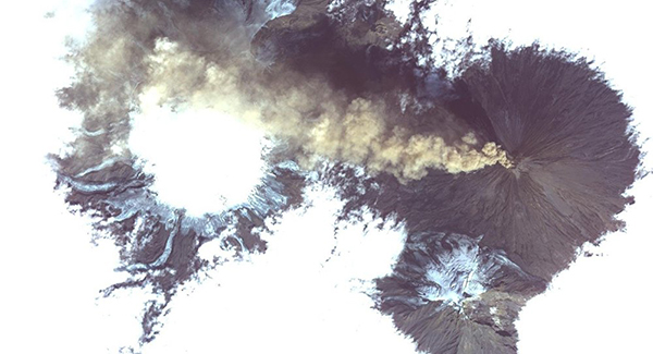 Publican una reveladora foto del volcán Shiveluch en plena erupción