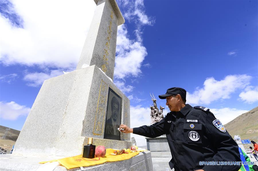 QINGHAI, agosto 23, 2017 (Xinhua) -- Imagen del 18 de agosto de 2017 del jefe de un equipo de patrulla, Wen Xiu, conmemorando a los mártires que perdieron la vida por la protección del medio ambiente de la Reserva Natural Hol Xil, en la prefectura autónoma tibetana de Yushu, provincia de Qinghai, en el noroeste de China. Hol Xil tiene una altitud promedio de más de 4,600 metros, convirtiéndola en un hábitat ideal para los antílopes tibetanos, kiangs y otros animales. La reserva fue enlistada como uno de los Patrimonios Naturales de la Humanidad de la Organización de las Naciones Unidas para la Educación, la Ciencia y la Cultura (UNESCO, por sus siglas en inglés) en julio de 2017. (Xinhua/Zhang Hongxiang)