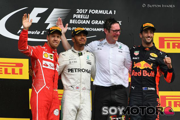 Hamilton le gana el duelo a Vettel