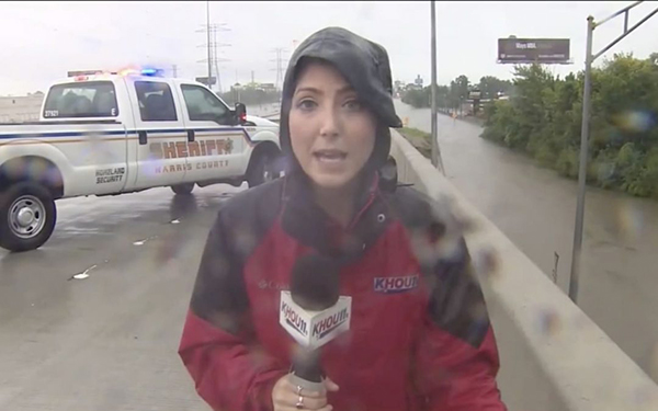 Una reportera salva la vida de un hombre mientras cubría el huracán Harvey