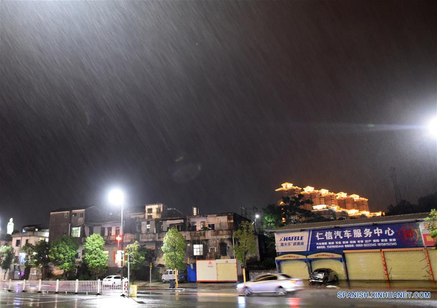 Tifón Mawar toca tierra en sur de China