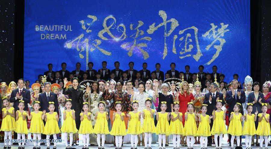Peng Liyuan asiste a ceremonia de entrega de premio de educación de Unesco