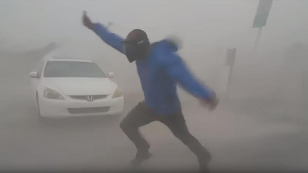 Un meteorólogo se juega la vida para medir la fuerza del viento del huracán Irma