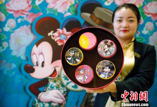 Famosa marca de Shanghai pone a la venta pasteles de luna con temática de Disney