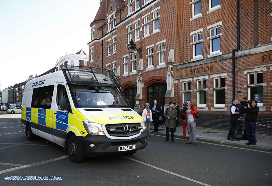 LONDRES, septiembre 15, 2017 (Xinhua) -- Un vehículo de la policía llega a la estación Parsons Green del Metro de Londres, donde se registró una explosión, en Londres, Reino Unido, el 15 de septiembre de 2017. La explosión registrada este viernes en una estación de metro del oeste de Londres está siendo tratada como un incidente terrorista, dijeron fuentes de los servicios antiterroristas británicos. (Xinhua/Han Yan)