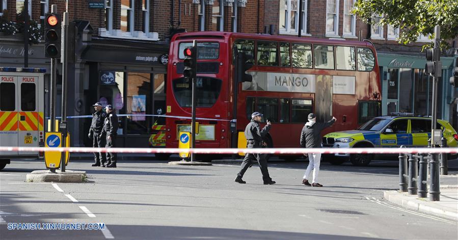 LONDRES, septiembre 15, 2017 (Xinhua) -- Elementos de seguridad vigilan en los alrededores de la estación Parsons Green del Metro de Londres, donde se registró una explosión, en Londres, Reino Unido, el 15 de septiembre de 2017. La explosión registrada este viernes en una estación de metro del oeste de Londres está siendo tratada como un incidente terrorista, dijeron fuentes de los servicios antiterroristas británicos. (Xinhua/Han Yan)
