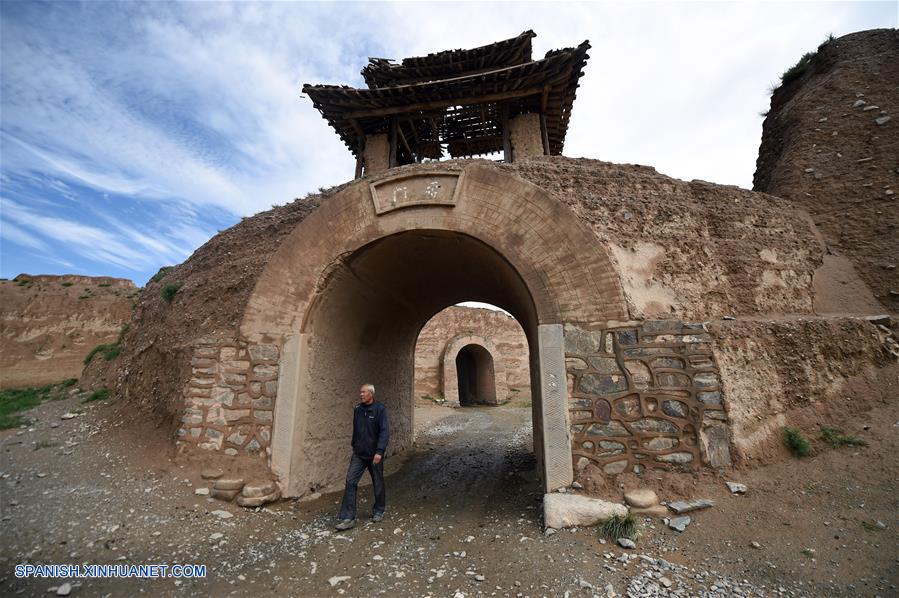 GANSU, septiembre 15, 2017 (Xinhua) -- Imagen del 1 de septiembre de 2017 de Li Chongren, un maestro retirado, caminando en la Escuela Primaria Yongtai de la antigua ciudad de Yongtai en el condado de Jingtai, provincia de Gansu, en el noroeste de China. Localizada a 25 kilómetros del condado de Jingtai, la ciudad de Tortuga de Yongtai obtuvo su nombre debido la fugura de tortuga del castillo. Como una ciudad antigua que se remonta la Dinastía Ming (1368-1644), fue preservada como una reliquia cultural a nivel nacional. (Xinhua/Fan Peishen)