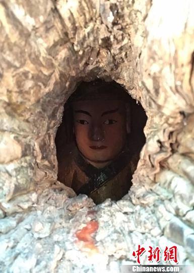 Estatua de Buda, dentro de un árbol de mil años, asombra en Fujian