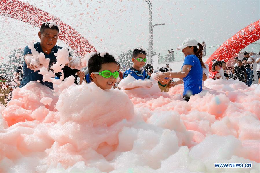 Carrera de burbujas para celebrar el Día Nacional de China