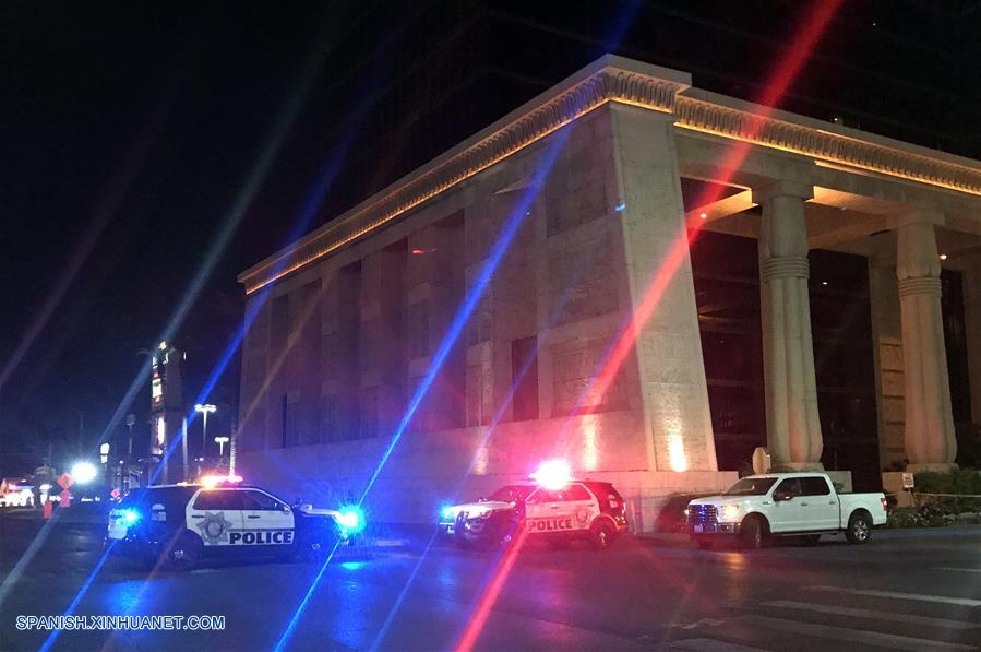 LAS VEGAS, octubre 2, 2017 (Xinhua) -- Vehículos de la policía permanecen cerca del sitio de un tiroteo en Las Vegas, estado de Nevada, Estados Unidos, el 2 de octubre de 2017. Más de 50 personas han perdido la vida y más de 200 han resultado heridas durante un concierto el domingo por la noche que se estaba celebrando fuera del hotel Mandalay Bay en Las Vegas, en el estado estadounidense de Nevada, confirmó el lunes la policía local. (Xinhua/Huang Chao)